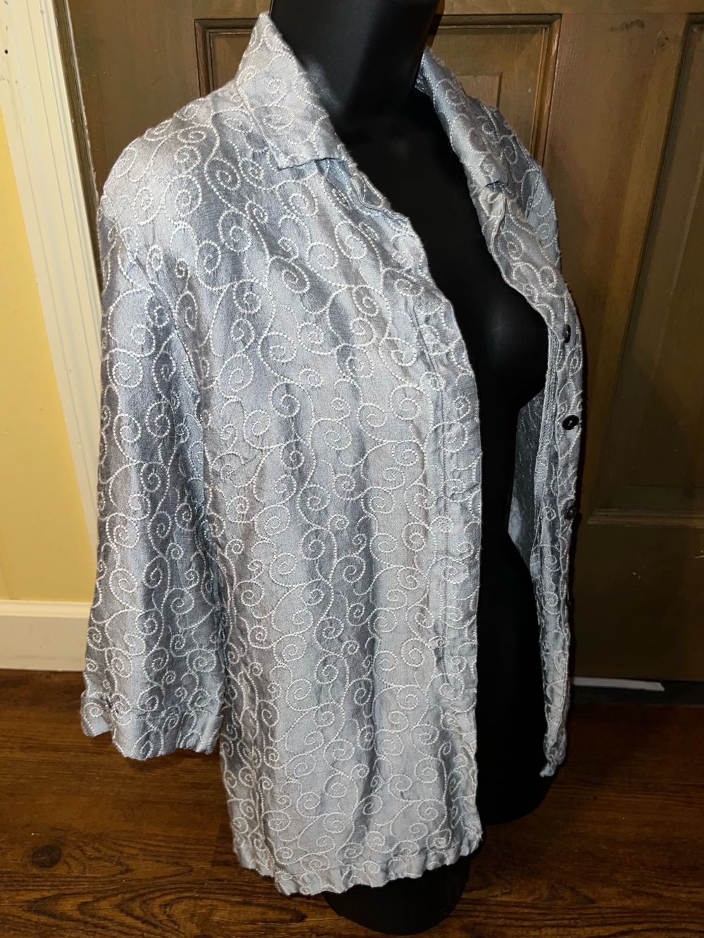 Chico's Design Gray Textured Silk Embroidered Retro Flowy Button Up Shirt Size 2 - Picture 4 of 8